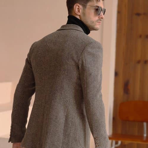 blazer (1) Crafted from 100% pure wool in a tactile tweed texture, this desert brown casual blazer seamlessly marries a refined business-gentleman style with smart-casual practicality. Tailored in a modern slim fit, it features a classic notch lapel (7–9 cm width), a two-button single-breasted front, long sleeves, and a regular length. Complete with functional 3D patch pockets, a subtle curved hem, and double rear vents for optimal ease of movement, this winter-weight jacket is also treated with a non-iron finish for low-maintenance care. Ideal for young men seeking rich warmth and timeless elegance, it brings a sophisticated, versatile edge to winter wardrobes.