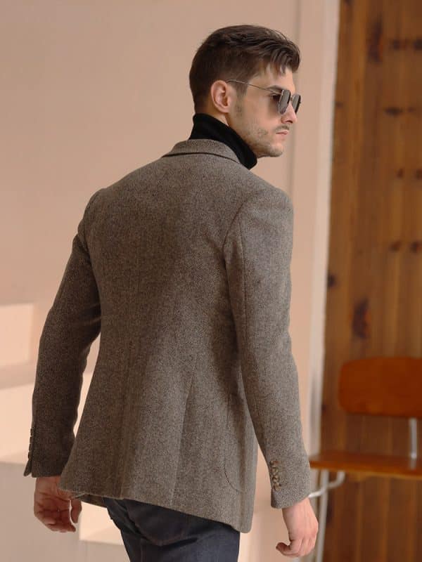 blazer (1) Crafted from 100% pure wool in a tactile tweed texture, this desert brown casual blazer seamlessly marries a refined business-gentleman style with smart-casual practicality. Tailored in a modern slim fit, it features a classic notch lapel (7–9 cm width), a two-button single-breasted front, long sleeves, and a regular length. Complete with functional 3D patch pockets, a subtle curved hem, and double rear vents for optimal ease of movement, this winter-weight jacket is also treated with a non-iron finish for low-maintenance care. Ideal for young men seeking rich warmth and timeless elegance, it brings a sophisticated, versatile edge to winter wardrobes.